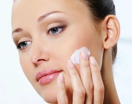 کرم بوتاکس برای صورت؛ طریقه استفاده و فواید