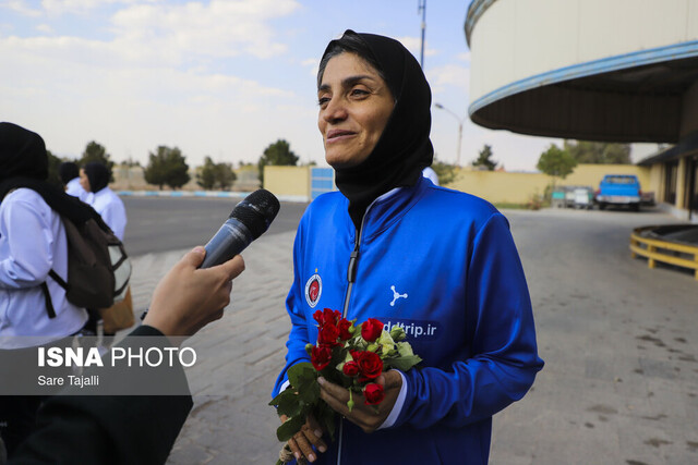 سرمربی فوتبال زنان ایران: به هیچ بازیکنی باج نمی دهم/ یک ماهه معجزه نمی شود