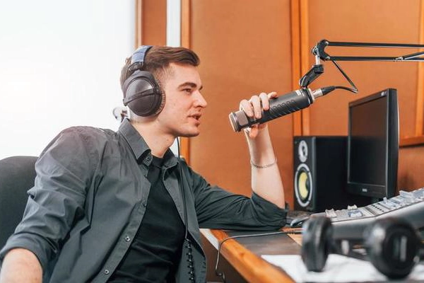 برای گوینده شدن چه مهارت‌هایی لازم است؟